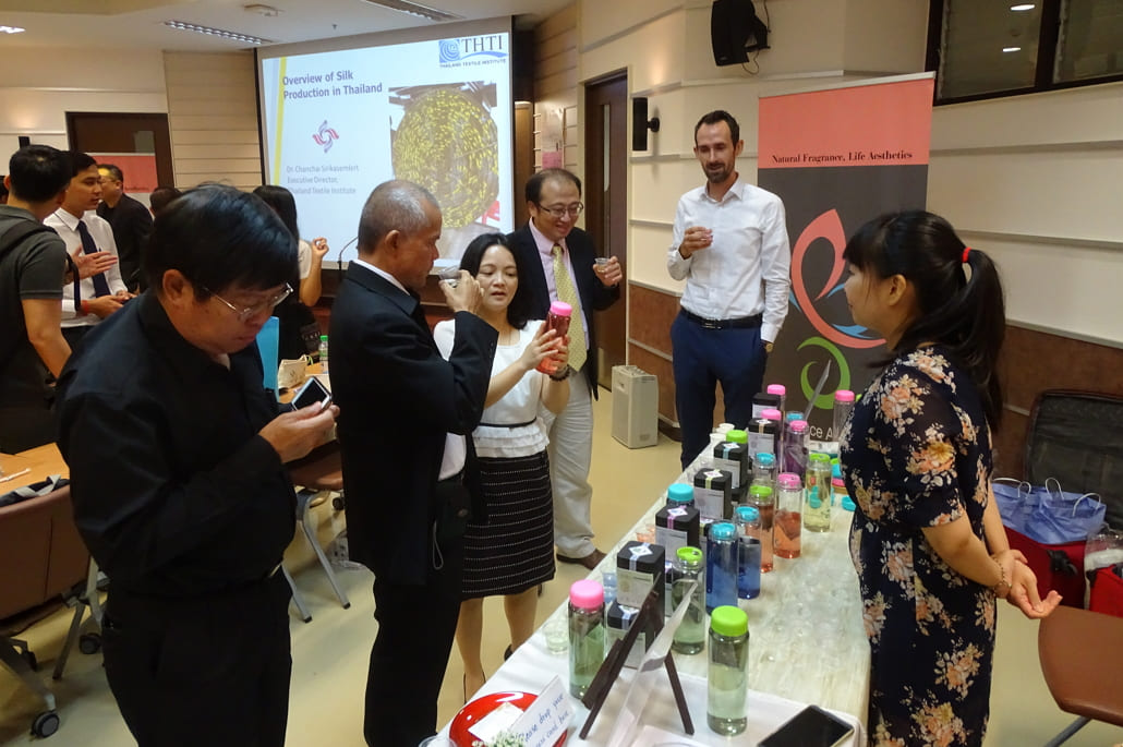 芬芳美学花草茶给与会者Introducing Fragrant Aesthetic herbal tea to participants